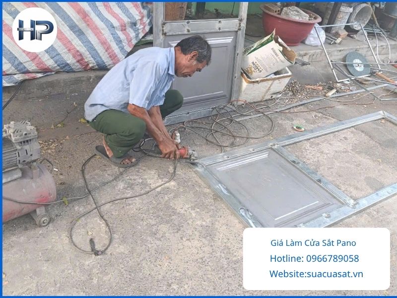 Thợ hoàn thiện tấm che dập sóng ảnh hưởng đến giá làm cửa sắt pano.