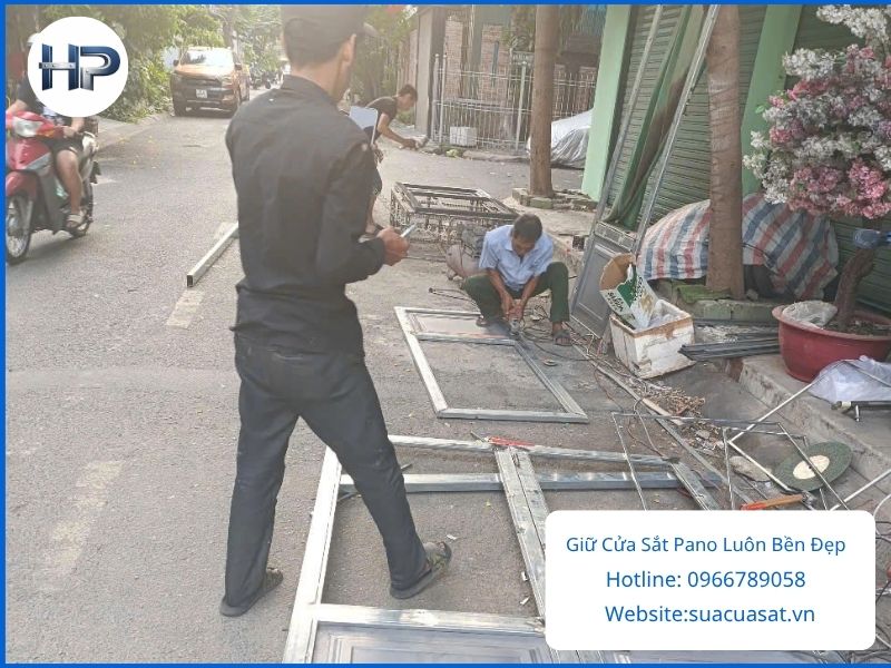 Hướng dẫn thợ căn chỉnh bản lề giúp giữ cửa sắt pano luôn bền đẹp.